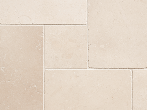 Nahaufnahme von beigen Kalksteinfliesen mit schmaler Fuge