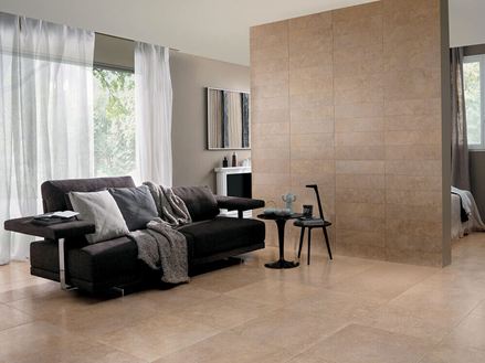 Wohnbereich mit Feinsteinzeugfliesen Italian Beige an der Wand und auf dem Boden