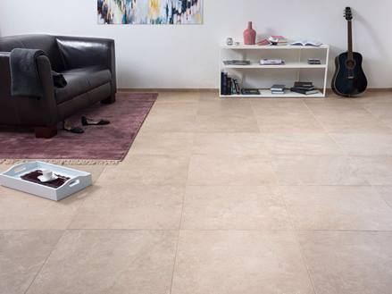Wohnzimmer mit Fliesen Italian Beige und schwarzem Sessel