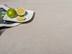 Steinoptik-Fliesen Sevilla Cream mit Limette auf Teller
