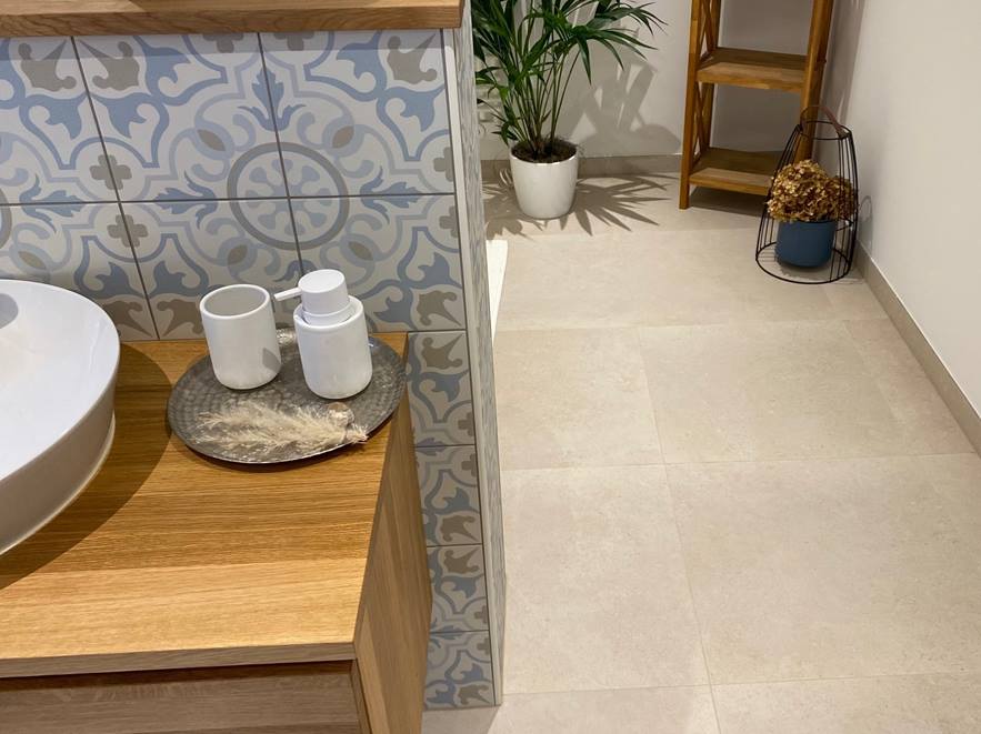 Badezimmer mit Holzelementen und Dekopflanze, Fliesen in Kalksteinoptik Sevilla Cream als Bodenbelag