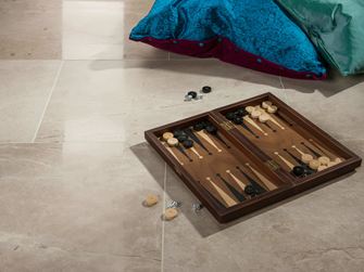 Marmor-Fliesen Royal Cream poliert mit Backgammon und 2 Kissen