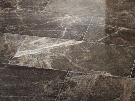 Dunkle Marmorfliesen mit weißen Maserungen und schmalen Fugen