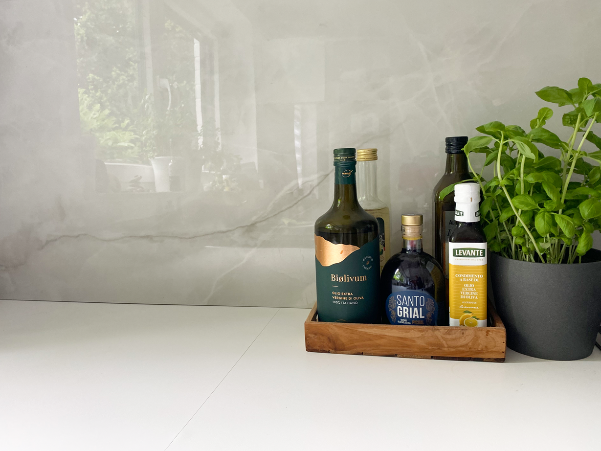 Die Marmoroptikfliese Perla Crema: traumhafte Wandverkleidung Marmoroptikfliese Perla Crema als Wandfliese mit Deko