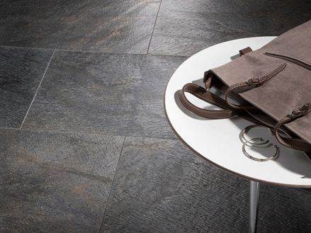 Quarzit-Fliesen Deoli Green mit weißem Beistelltisch und Tasche