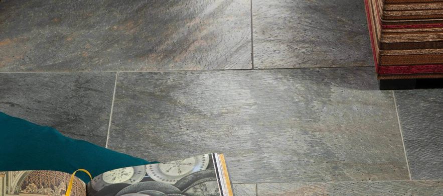 Buch und Kissen auf verlegter Quarzitfliese Deoli Green