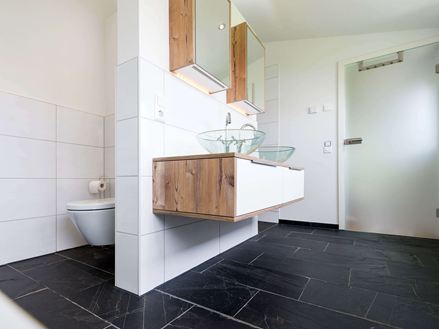 Badezimmer mit Schiefer Black Rustic