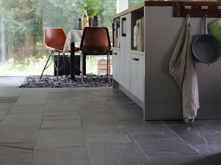 Kundenfoto Black Rustic Schiefer in der Küche mit Schalenstuhl