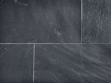 Nahaufnahme von verlegten Schieferfliesen mit hellen Fugen