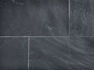 Nahaufnahme von verlegten Schieferfliesen mit hellen Fugen