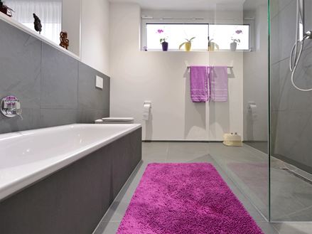 Schiefer-Fliesen Grey Slate verlegt in einem Badezimmer