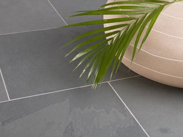 Schiefer-Fliesen Grey Slate mit Dekoration und Palmzweig