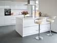 Schiefer-Fliesen Grey Slate verlegt in einer modernen Küche mit weißen Möbeln