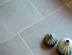 Schieferfliesen Grey Slate mit kleinen Vasen