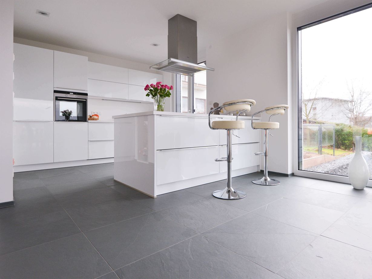 Grey Slate harmoniert auch zu Metall. Weisse Küche mit Metallelementen auf Schieferfliese Grey Slate mit gespaltener Oberfläche