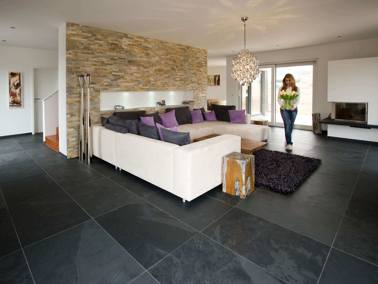 Moderner Wohntraum mit Schiefer Mustang Kundenfoto: Schiefer-Fliesen Mustang, verlegt im Wohnzimmer mit Frau, die Tulpen bringt