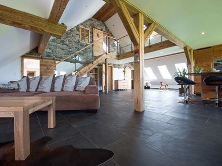 Offenes Wohnzimmer mit Schieferfliesen Mustang