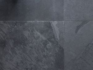 Nahaufnahme von Schieferfliesen in dunklem Anthrazit