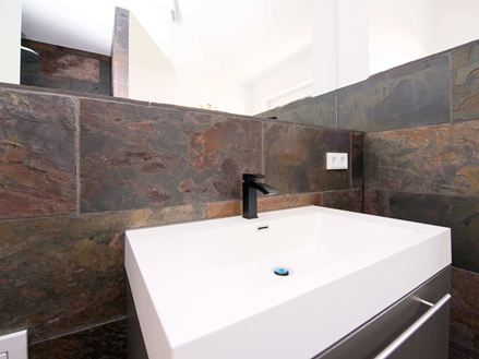 Schiefer-Fliesen Peacock verlegt hinter einem Waschtisch