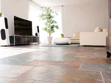 Schiefer-Fliesen Peacock verlegt im Wohnzimmer, Froschperspektive