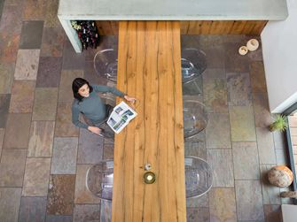 Moderner Essbereich mit Buntschiefer Fliesen aus der Vogelperspektive