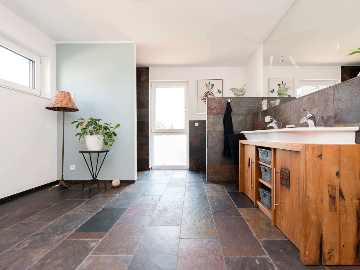 Die Schieferfliese bringt Farbe ins Badezimmer! Schieferfliese Peacock Multicolor mit gespaltener Oberfläche im Badezimmer