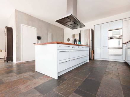 Schieferfliese Peacock Multicolor mit gespaltener Oberfläche in einer Küche