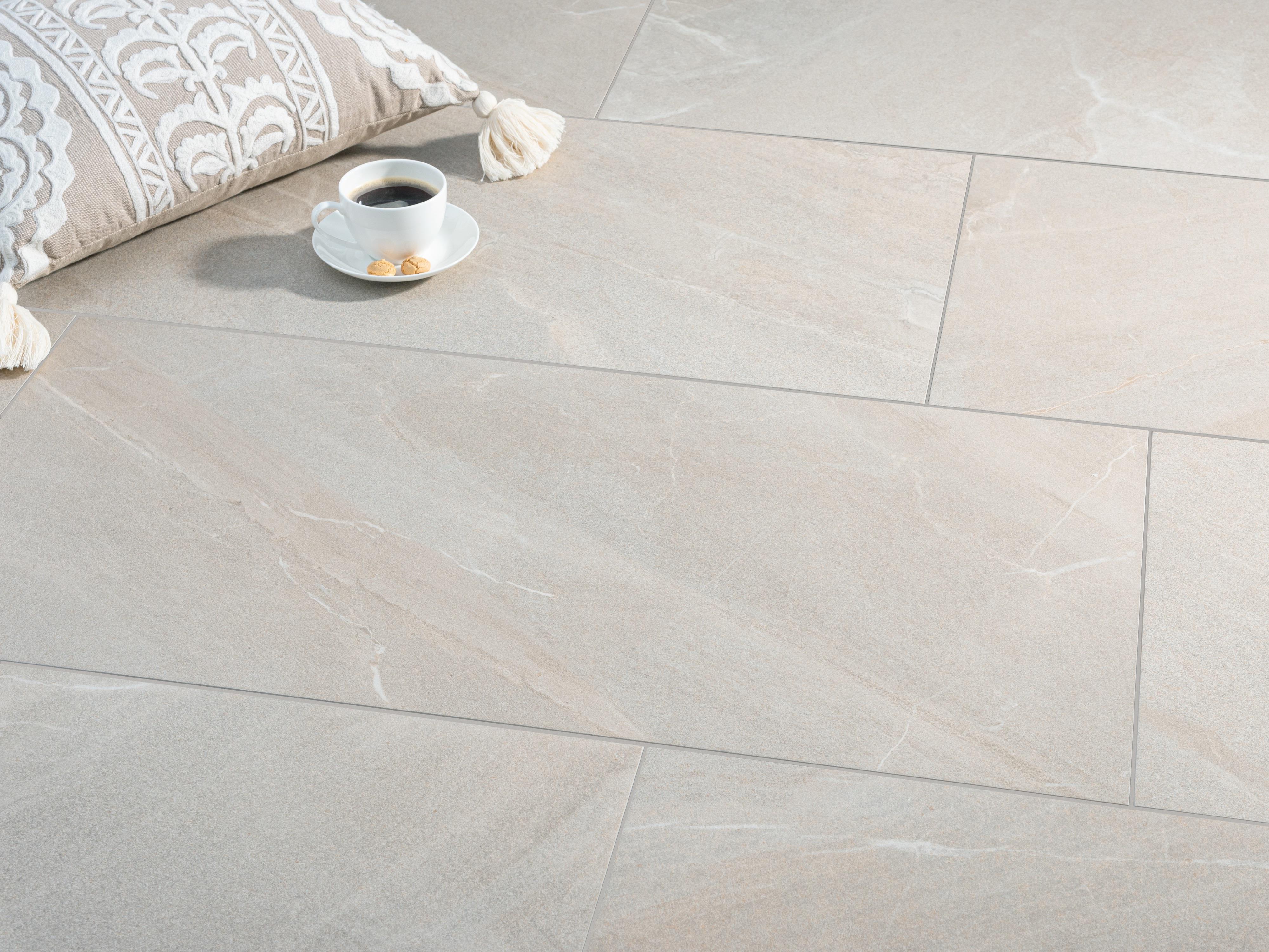 Schieferoptik Fliesen Canyon Gold mit Kaffeetasse und Kissen