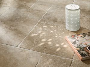 Dank getrommelter Oberfläche gemütlich und einladend Fliesen Travertin Classic Country Nahaufnahme Windlicht und Buch