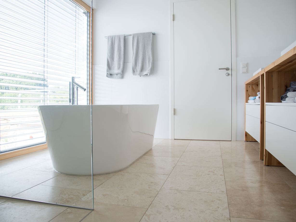 Ein modernes Badezimmer mit Travertin Classic Light Modernes Bad mit Travertin Classic Light und freistehender Badewanne