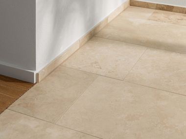 Travertinfliesen Ivory Classic Detail Uebergang Holzboden