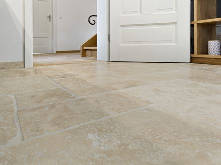 Fliesen Travertin Ivory-Cream in Froschperspektive