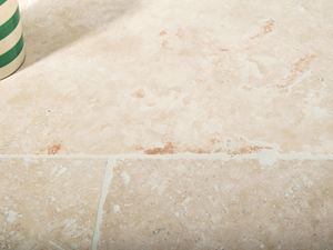 Schatten eines Blumentopfes auf Travertin Ivory Cream