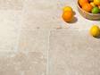 Obstschale steht auf mediterranen Fliesen Ivory Cream