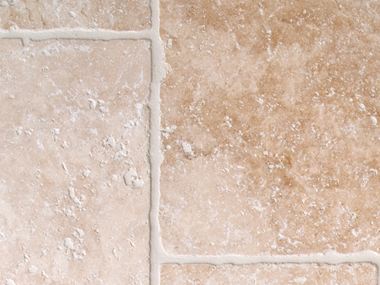 Helle Travertinfliesen mit getrommelten Kanten