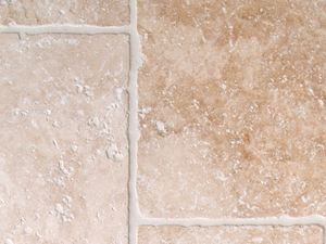 So natürlich: Getrommelte Kanten & Oberfläche bei den Travertinfliesen Light Helle Travertinfliesen mit getrommelten Kanten