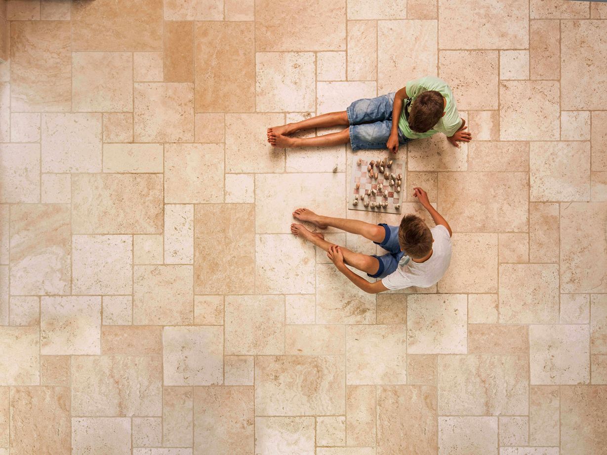 So angenehm, dass sich das Leben darauf abspielt. Travertin-Light-Shooting, Jungs spielen Schach