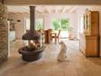 Travertin-Fliesen Light im Wohnzimmer mit Kamin und Hund