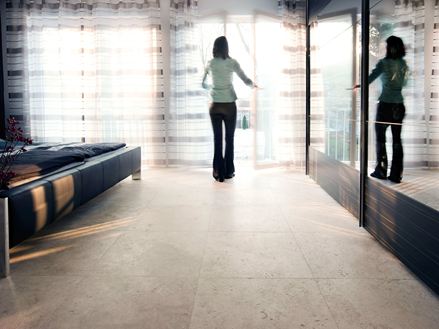 Travertin-Fliesen Medium Line mit Frau am Fenster