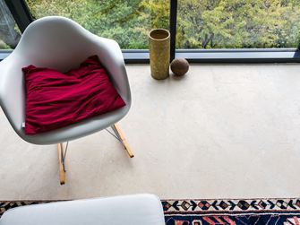 Flur mit Natursteinwand, Sideboard aus Holz und beiger Travertinfliese Medium Line als Bodenbelag