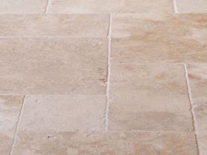 Getrommelte Travertin Medium Fliesen