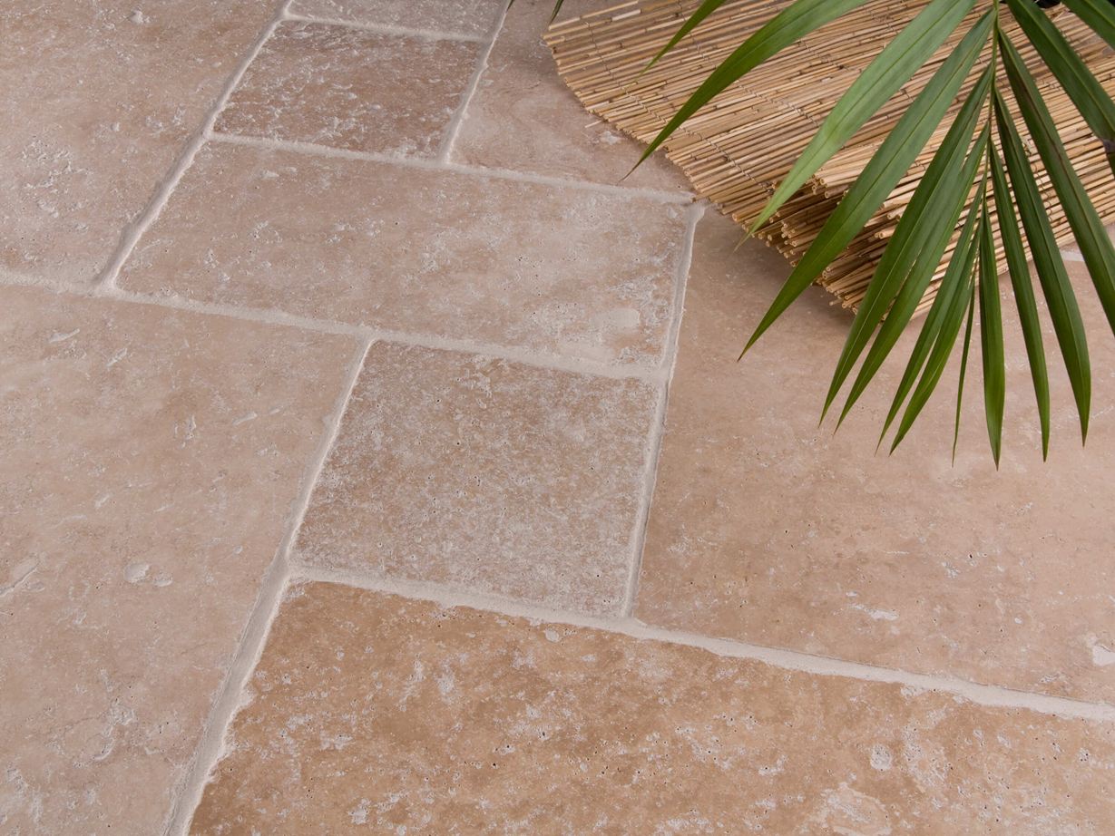 Rustikal und natürlich: Travertin Fliese Medium Travertin-Fliesen Medium, getrommelt Römischer Verband mit Palme