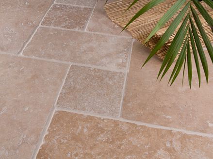 Travertin-Fliesen Medium, getrommelt Römischer Verband mit Palme