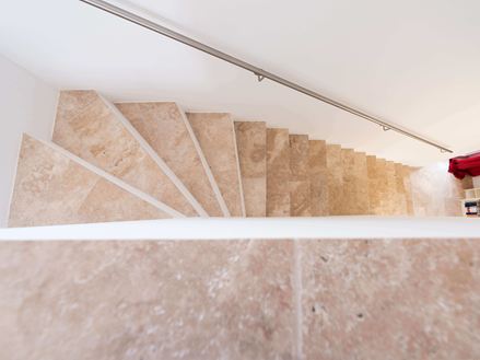 Treppe aus Travertin Medium-Fliesen von oben