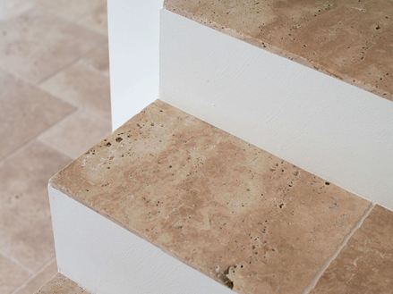 Treppenstufen mit Travertin Medium-Fliesen