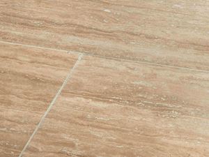 Detailaufnahme von Travertin Natura in Holzoptik