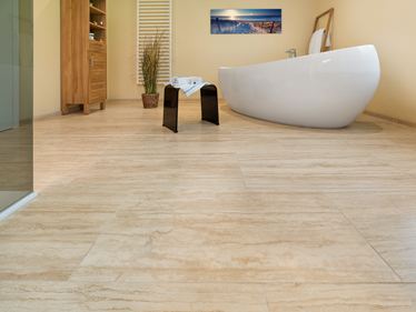 Travertin-Fliesen Natura im Badezimmer mit Badewanne