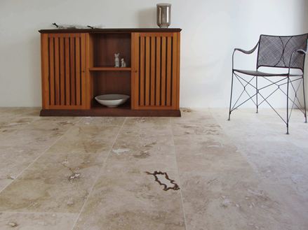 Kundenfoto: Travertin-Fliesen Onyx, mit Kommode und Stuhl