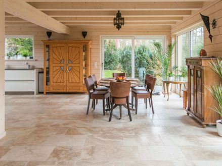 Travertin Rustic-Fliesen im Essbereich