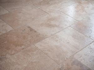 Die Oberfläche des Travertin Rustic ist samtig-weich Verlegte Travertinfliesen in mitteldunklen Beigetönen